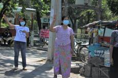 集会禁止のミャンマー　市民は住宅の前で抗議　