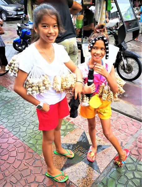 フィリピン「青い傘の日」児童の性的虐待と搾取防止・意識週間