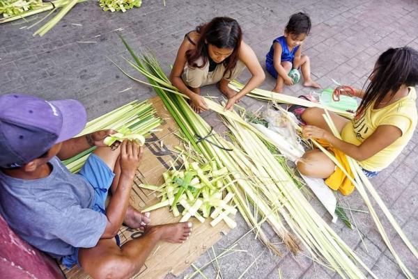 「新型コロナ終息祈り、ヤシの葉を吊るす」フィリピン・セブ州