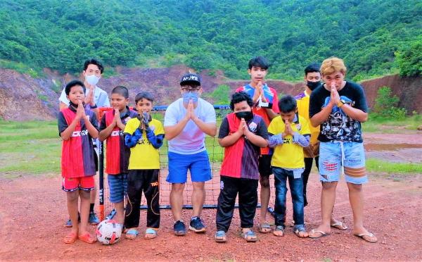 【タイ】吉本住みます芸人と日本人監督らが、タイ南部の子ども達にサッカーゴールなど寄贈