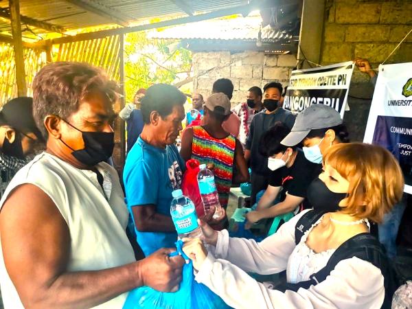 【フィリピン台風22号被災】奥村由佳さんら、マクタン島Bangbang200人に「米・缶詰・飲料水」