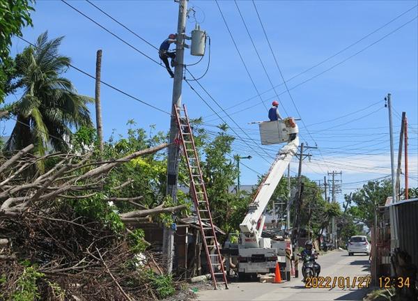【フィリピン台風22号被災】ラプラプ市バサックでの電力復旧工事