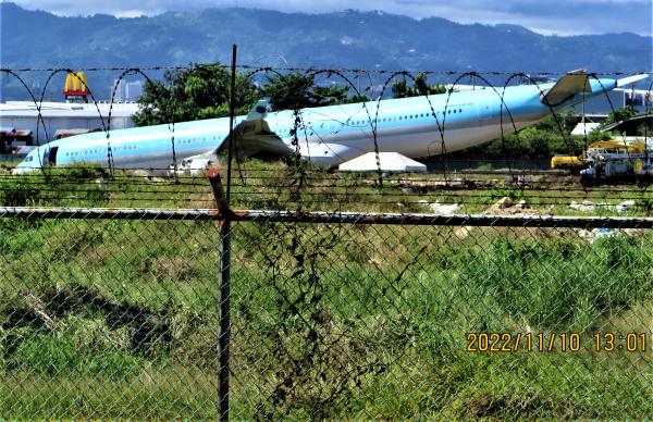 【マクタン・セブ空港】オーバーランの大韓航空機・滑走路緑地帯に野ざらし、垂直尾翼を切断