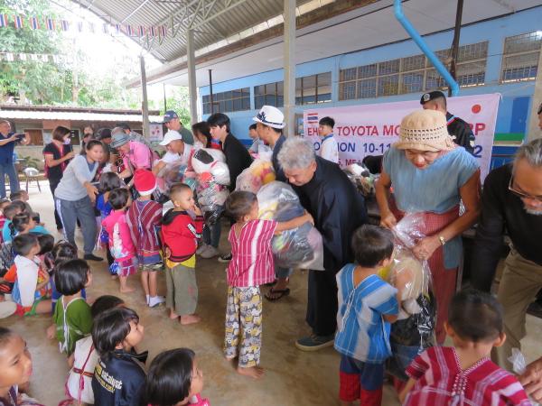 【タイ】愛媛トヨタから「北部山岳国境地域の子どもたちへ」13回目の支援品が届けられる