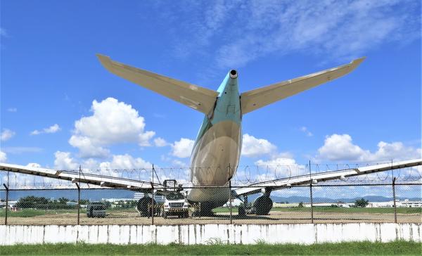 【マクタン・セブ空港】オーバーランの大韓航空機・滑走路緑地帯隅に移動