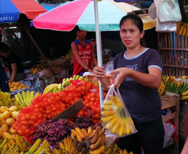 【フィリピン】大型台風の被災から、1年目のクリスマス！ 公設市場は大混雑