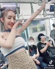 日本の電車内で踊った「有頂天タイ女性」の動画投稿に、批判殺到！