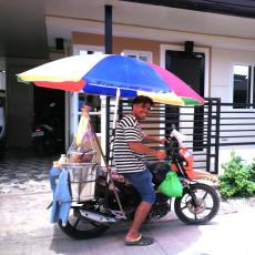 【Love the Philippines】ダバオ・スイーツ豆腐バイク販売！ 暑さ対策の傘がカラフル