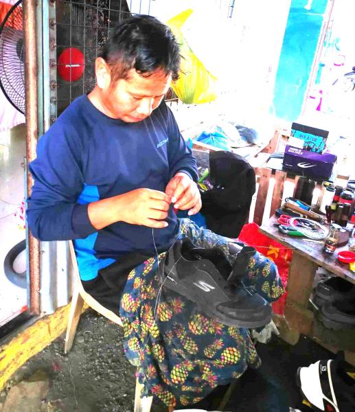 フィリピン・ダバオ郊外、靴修理店がオープン