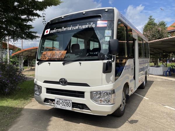 【チェンマイ日本総領事館】チェンライ県で、子どもと高齢者のための送迎車を支援