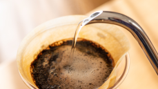 コーヒーを淹れるとき「硬水」と「軟水」どちらがよい？味を損なわない“水”の最適解【専門家が解説】