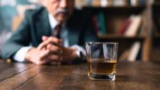 「酒は百薬の長」は過去の話…2018年の研究で明らかになった、“もっとも長生きできる飲酒量”は？【医師が告白】