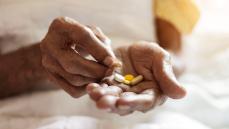 高齢者の“薬漬け”問題に警鐘も…「薬を飲みたがらない老親」に取るべき正しい対処法とは【東大卒の医師が助言】&lt;br /&gt;