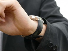 手持ちの腕時計をスマート化する革製バンド「wena wrist leather」