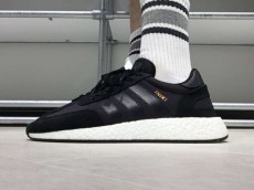 クラシカルで最先端！ドレッシーにもいけるアディダス「INIKI RUNNER」