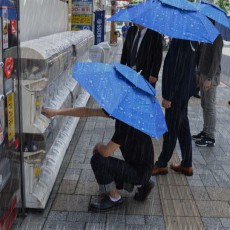 雨なのに荷物いっぱい！だったら勇気を持って「アタマンブレラ」！