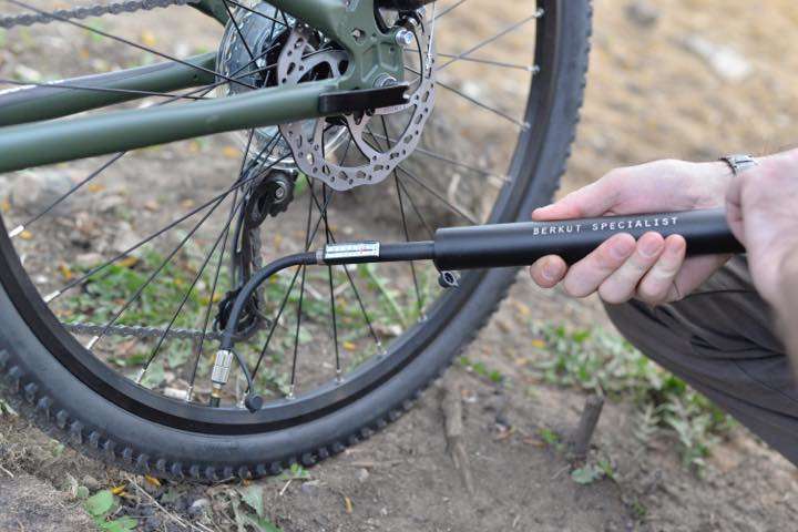 海外 自転車 空気 入れ