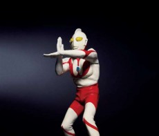 ウルトラマンのJALコラボ第3弾は“スペシウム光線”でポージング！