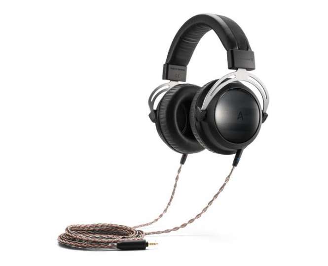 熟練エンジニアがハンドメイドで作り上げたAK×beyerのコラボヘッドホン