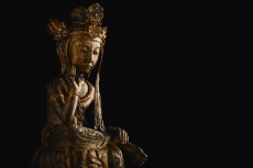 華やかな装飾を纏った弥勒菩薩像が手のひらサイズになって登場