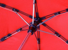 強風にも負けない折り畳み傘の秘密はクルマの衝撃吸収技術にあり！