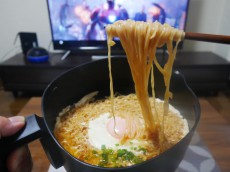 TVを見ながらラーメンが作れる！ひとり暮らしの自炊はシロカの「ちょいなべ」が最適かも！