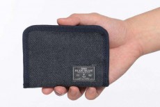 日本製デニムの青がANAらしさを表現するコラボバッグ＆財布