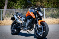 ずっと乗っていたくなる！KTM「790 DUKE」の走りは過激なのに乗りやすい