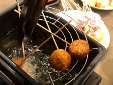 冷凍たこ焼きがまるで「銀だこ」に！卓上の電動フライヤーで串揚げパーティーしてみた