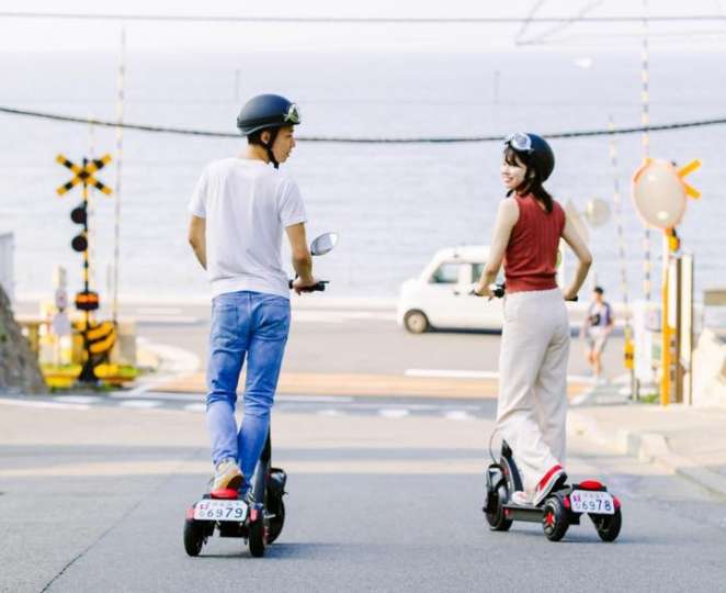 海外 自転車でもキックボードでもない乗り物 赤色