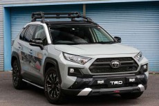 トヨタワークス“TRD”が仕立てたワイルドな「RAV4」と攻撃的な「プリウス」