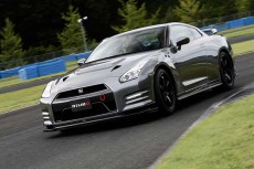 日産ワークス“NISMO”のR35「GT-R」は街乗りからサーキットまで1台でカバー