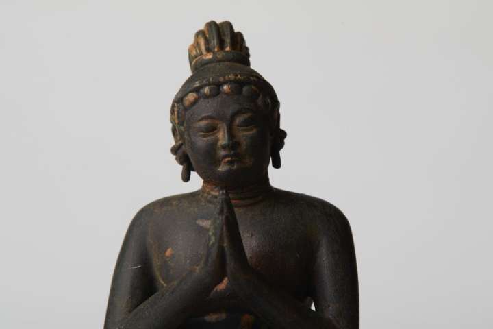 手のひらサイズの一対の菩薩像、そのポーズが何だかジワる｜Infoseek