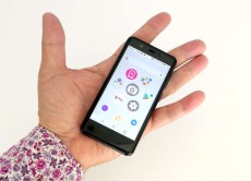 ほぼ名刺サイズで約79g！超小型スマホ「Rakuten Mini」を使ってみた！