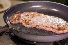 鋳物メーカーの鋳造技術が生み出したフライパンで旨い肉を焼こう！