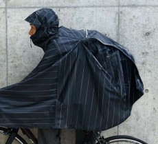 雨の日の自転車は憂鬱？ハンドルからリュックまで覆えるポンチョありますよ