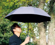 日傘の中にはなんとファンが！直射日光遮断＆送風で酷暑を乗り切ろう！