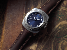 青の文字盤とカーフレザーで大人の雰囲気が漂うスイス製機械式時計