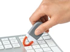 フル稼働中のPCのキーボードやスマホの汚れは専用グッズでキレイにしよう！