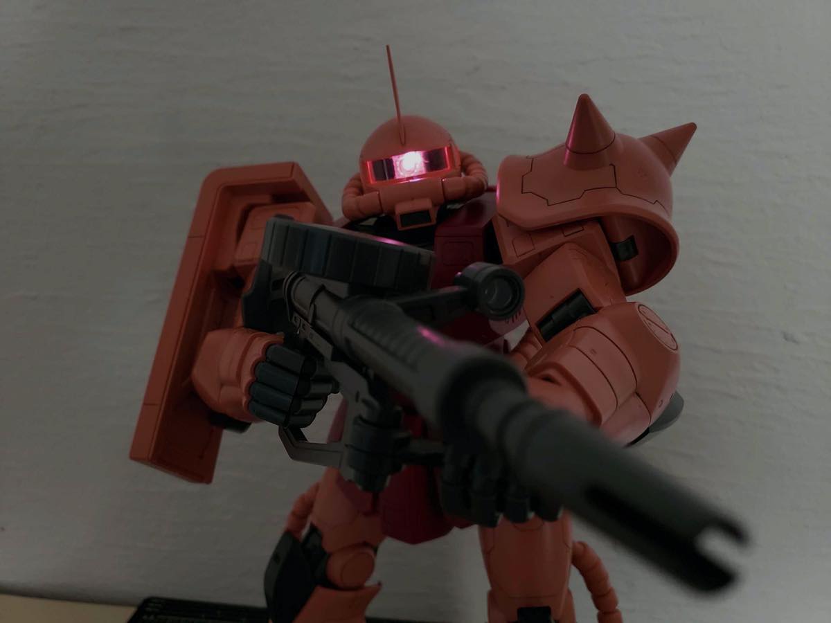 素人がガンプラに初挑戦！超巨大「シャアザク」にLEDライトを