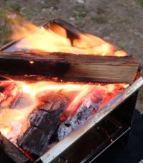 キャンプのお楽しみギア！ さりげなく焚き火に役立ちます