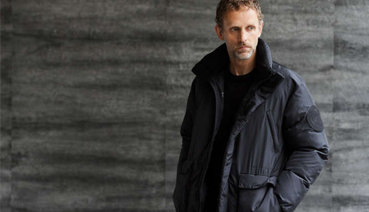 シックな黒が街で映えるDENHAMのMEN'S BIGI別注ダウンジャケット