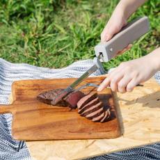 キャンプで肉やホットサンドをスパッとキレイに切れる電動ナイフ