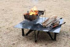 焚き火台を載せる「台」!? 熱問題を解決する「黒皮 焚き火テーブル」