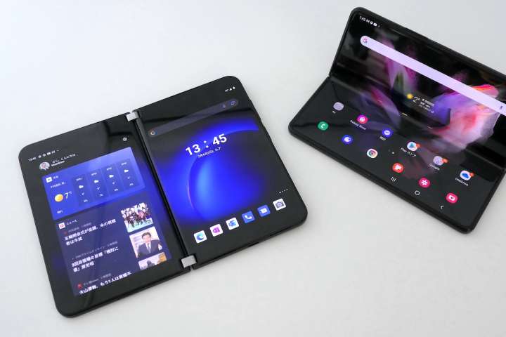 折りたためるスマホ「Surface Duo 2」と「Galaxy Z Fold3」を