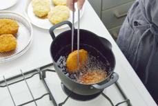 油移しに便利な注ぎ口付き！コンパクトな「鉄製揚げ鍋」でおうちごはんが充実！