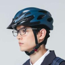 パッと見はビジネスにも違和感のないメガネだけど自転車通勤にも最適なんです