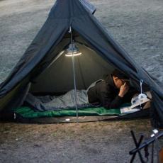 夏のキャンプにはうれしいファンとライトが一体化！テントの中にもちょうどいいよね