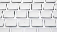 Macのキーボードが真っ白に！でもよーく見て！微妙に何のキーか分かるんです！