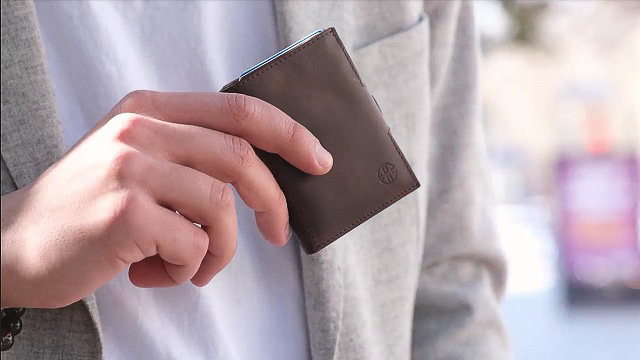 クレジットカードサイズで厚さ1.5cm！これぞtheミニ財布だね - 記事 